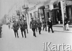 1940-1944, Rumunia.
Oficerowie rumuńscy przechodzący ulicą podczas defilady.
Fot. NN, zbiory Ośrodka KARTA, udostępnił Ryszard Lubicz-Wojciechowski.
