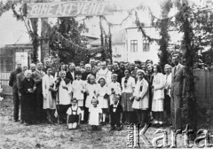 1940-1944, Rumunia.
Pierwsza Komunia - grupa dzieci z rodzinami oraz księża.
Fot. NN, zbiory Ośrodka KARTA, udostępnił Ryszard Lubicz-Wojciechowski.