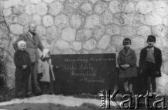 14.02.1942, Rumunia.
Polscy uchodźcy w Rumunii, czwórka uczniów i nauczyciel obok tablicy  z napisem: 