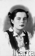 Styczeń 1951, ZSRR.
Portret 14-letniej Haliny Tekień adoptowanej przez Rosjankę po pobycie w polskim domu dziecka w Szwarysze.
Fot. NN, zbiory Ośrodka KARTA, udostępniła Józefa Tekień