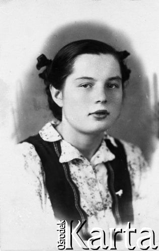 Styczeń 1951, ZSRR.
Portret 14-letniej Haliny Tekień adoptowanej przez Rosjankę po pobycie w polskim domu dziecka w Szwarysze.
Fot. NN, zbiory Ośrodka KARTA, udostępniła Józefa Tekień