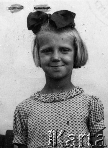 14.05.1942, Craiova, Rumunia.
Fotografia z dokumentu identyfikacyjnego Teresy Stasiak (obecnie Janiszewskiej), wydanego przez władze rumuńskie.
Fot. NN, zbiory Ośrodka KARTA, udostępniła Teresa Janiszewska.