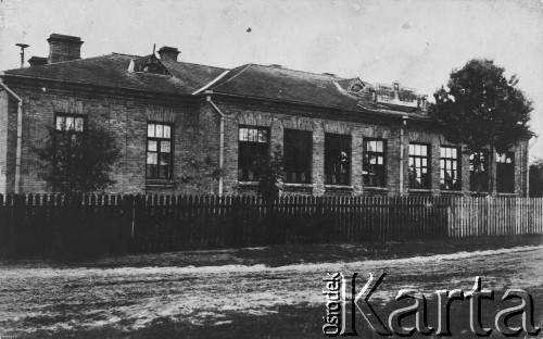 1937, Basów Kąt, pow. Równe, Wołyń, Polska
Szkoła we wsi.
Fot. NN, zbiory Ośrodk KARTA, udostępnił Tadeusz Walik.

