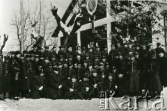 1940, Targu-Jiu, Rumunia.
Polscy żołnierze internowani w Rumunii; duża grupa mężczyzn w mundurach stoi przed budynkiem.
Fot. NN, zbiory Ośrodka KARTA, udostępniła Barbara Tobijasiewicz.