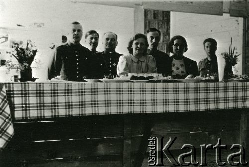 06.04.1940, Targu-Jiu, Rumunia.
Polscy żołnierze internowani w Rumunii - kilka osób, w tym kobiety, siedzi za zastawionym stołem. Dedykacja na odwrocie: 