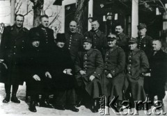 1940, Baile Govora, Rumunia.
Polscy wojskowi w obozie internowania - cywile i mundurowi pozują do fotografii przed budynkiem.
Fot. NN, zbiory Ośrodka KARTA, udostępniła Barbara Tobijasiewicz.