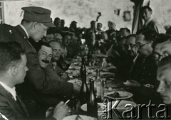 1940, Baile Govora, Rumunia.
Polscy wojskowi w obozie internowania, grupa mężczyzn siedzi przy zastawionym stole.
Fot. NN, zbiory Ośrodka KARTA, udostępniła Barbara Tobijasiewicz.