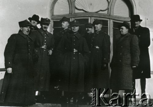 1940, Baile Govora, Rumunia.
Polscy wojskowi w obozie internowania, kilku mężczyzn w mundurach stoi na schodach budynku.
Fot. NN, zbiory Ośrodka KARTA, udostępniła Barbara Tobijasiewicz.