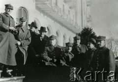1940, Baile Govora, Rumunia.
Grupa polskich wojskowych przed budynkiem.
Fot. NN, zbiory Ośrodka KARTA, udostępniła Barbara Tobijasiewicz.