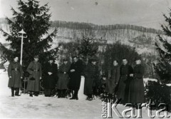 1940, Baile Govora, Rumunia.
Polscy wojskowi internowani w Rumunii - kilku mężczyzn w mundurach i kilku ubranych po cywilnemu na ośnieżonym stoku wśród choinek, w tle Karpaty.
Fot. NN, zbiory Ośrodka KARTA, udostępniła Barbara Tobijasiewicz.