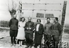 1940, Targu- Jiu, Rumunia.
Polscy oficerowie w obozie internowania,
czterej mężczyźni w mundurach i dwie kobiety stoją przed ogrodzeniem z drutu kolczastego.
Fot. NN, zbiory Ośrodka KARTA, udostępniła Barbara Tobijasiewicz.