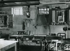 Ok. 1940, Bukareszt, Rumunia.
Wnętrze warsztatu stolarskiego, w którym pracowali polscy uchodźcy podczas II wojny światowej.
Fot. NN, zbiory Ośrodka KARTA, udostępnił Olgierd Kupść.