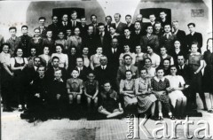 1940, Targoviste, Rumunia.
Uczniowie i nauczyciele polskiej szkoły przed budynkiem.
Fot. NN, zbiory Ośrodka KARTA, udostępnił Bogdan Stankiewicz.