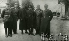 Ok.1940, Targoviste, Rumunia.
Polscy oficerowie w obozie internowania, pierwszy z prawej stoi Ludomir Stankiewicz, trzeci oficer rumuński.
Fot. NN, zbiory Ośrodka KARTA, udostępnił Bogdan Stankiewicz.