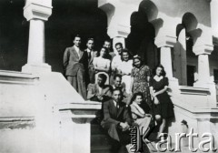 Sierpień 1942, Mihaile, Rumunia.
Polscy uchodźcy w Rumunii podczas II wojny światowej - grupa osób przed dworkiem Petrice Grigorescu.
Fot. NN, zbiory Ośrodka KARTA, udostępniła Wanda Bem.