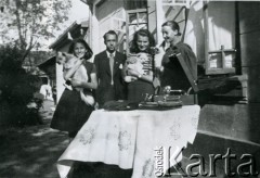 Listopad 1939, Braila, Rumunia.
Polscy uchodźcy w Rumunii podczas II wojny światowej - od lewej Jadwiga i Wanda Robaczewskie oraz Irena Praźmo z Rumunem Ionica przed jego rodzinnym domem.
Fot. NN, zbiory Ośrodka KARTA, udostępniła Wanda Bem.
