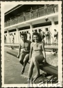 Lipiec 1942, Craiova, Rumunia.
Polscy uchodźcy w Rumunii podczas II wojny światowej - Wanda Robaczewska-Bem na basenie.
Fot. NN, zbiory Ośrodka KARTA, udostępniła Wanda Bem