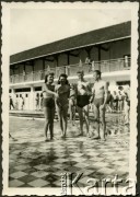 Lipiec 1942, Craiova, Rumunia.
Polscy uchodźcy w Rumunii podczas II wojny światowej - grupa młodych ludzi na basenie.
Fot. NN, zbiory Ośrodka KARTA, udostępniła Wanda Bem