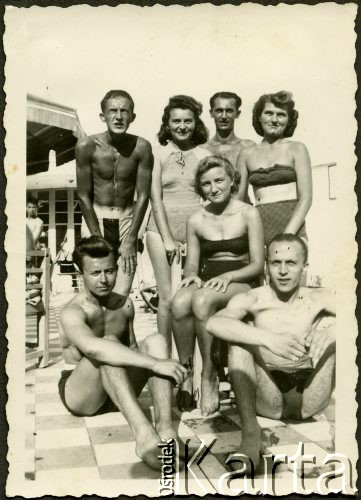 Lipiec 1942, Craiova, Rumunia.
Polscy uchodźcy w Rumunii podczas II wojny światowej - grupa młodych ludzi na basenie.
Fot. NN, zbiory Ośrodka KARTA, udostępniła Wanda Bem