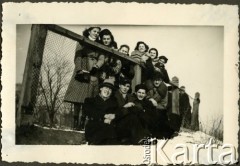 Styczeń 1940, Braila, Rumunia.
Polscy uchodźcy w Rumunii podczas II wojny światowej - grupa młodzieży.
Fot. NN, zbiory Ośrodka KARTA, udostępniła Wanda Bem