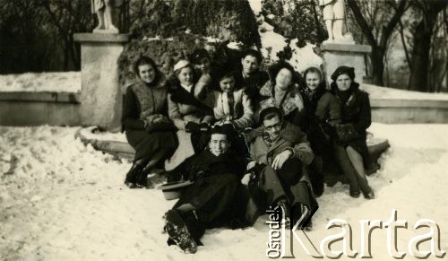 Styczeń 1940, Braila, Rumunia.
Polscy uchodźcy w Rumunii podczas II wojny światowej. Grupa młodzieży.
Fot. NN, zbiory Ośrodka KARTA, udostępniła Wanda Bem
