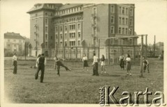 Maj 1942, Timisoara, Rumunia.
Polscy uchodźcy w Rumunii podczas II wojny światowej - grupa młodzieży gra w siatkówkę.
Fot. NN, zbiory Ośrodka KARTA, udostępniła Wanda Bem