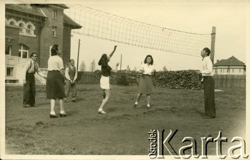 Maj 1942, Timisoara, Rumunia.
Grupa młodzieży gra w siatkówkę.
Fot. NN, zbiory Ośrodka KARTA, udostępniła Wanda Bem
