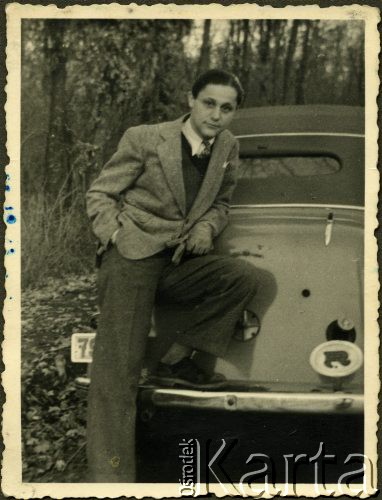 Lata 40., Rumunia.
Młody mężczyzna obok samochodu.
Fot. NN, zbiory Ośrodka KARTA, udostępniła Wanda Bem