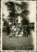 Sierpień 1942, Gubauca, Rumunia.
Polscy uchodźcy w Rumunii podczas II wojny światowej - grupa w polu.
Fot. NN, zbiory Ośrodka KARTA, udostępniła Wanda Bem