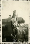 Sierpień 1942, Gubauca, Rumunia.
Polscy uchodźcy w Rumunii podczas II wojny światowej - prace polowe.
Fot. NN, zbiory Ośrodka KARTA, udostępniła Wanda Bem