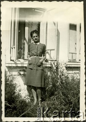 Sierpień 1942, Craiova, Rumunia.
Dziewczyna w sukience stojąca przed domem.
Fot. NN, zbiory Ośrodka KARTA, udostępniła Wanda Bem
