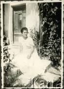 Sierpień 1942, Craiova, Rumunia.
Dziewczyna w białej sukience siedząca na schodach przed domem.
Fot. NN, zbiory Ośrodka KARTA, udostępniła Wanda Bem