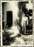 Sierpień 1942, Craiova, Rumunia.
Grupa osób przed domem. W środku siedzi Wanda Robaczewska-Bem.
Fot. NN, zbiory Ośrodka KARTA, udostępniła Wanda Bem
