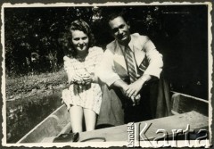 1943, Craiova, Rumunia.
Polscy uchodźcy w Rumunii podczas II wojny światowej - na łódce w miejskim parku. Z lewej Wanda Robaczewska-Bem.
Fot. NN, zbiory Ośrodka KARTA, udostępniła Wanda Bem