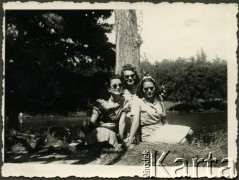 1943, Craiova, Rumunia.
Polscy uchodźcy w Rumunii podczas II wojny światowej - grupa dziewcząt w miejskim parku. W środku Wanda Robaczewska-Bem.
Fot. NN, zbiory Ośrodka KARTA, udostępniła Wanda Bem