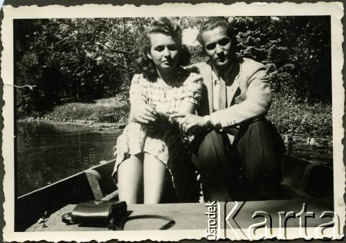 1943, Craiova, Rumunia.
Polscy uchodźcy w Rumunii podczas II wojny światowej - na łódce w miejskim parku. Z lewej Wanda Robaczewska.
Fot. NN, zbiory Ośrodka KARTA, udostępniła Wanda Bem