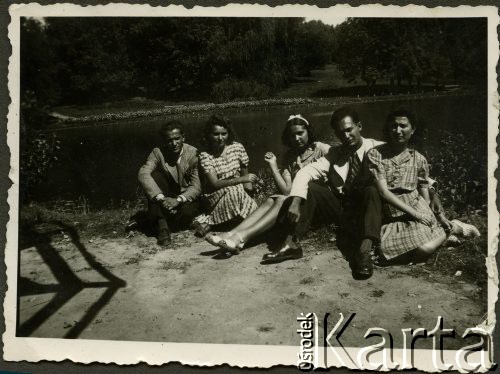 1943, Craiova, Rumunia.
Polscy uchodźcy w Rumunii podczas II wojny światowej - na spacerze w miejskim parku. Druga z lewej Wanda Robaczewska-Bem.
Fot. NN, zbiory Ośrodka KARTA, udostępniła Wanda Bem