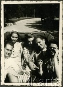 1943, Craiova, Rumunia.
Polscy uchodźcy w Rumunii podczas II wojny światowej - przejażdżka dorożką.
Fot. NN, zbiory Ośrodka KARTA, udostępniła Wanda Bem
