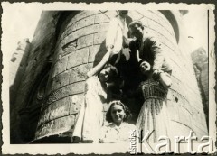 1943, Craiova, Rumunia.
Polscy uchodźcy w Rumunii podczas II wojny światowej - na spacerze w miejskim parku.
Fot. NN, zbiory Ośrodka KARTA, udostępniła Wanda Bem