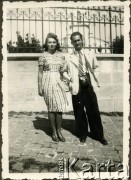 1943, Craiova, Rumunia.
Polscy uchodźcy w Rumunii podczas II wojny światowej - Wanda Robaczewska-Bem z kolegą na spacerze w miejskim parku.
Fot. NN, zbiory Ośrodka KARTA, udostępniła Wanda Bem