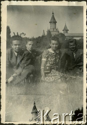 Wrzesień 1942, Timisoara, Rumunia.
Polscy uchodźcy w Rumunii podczas II wojny światowej - na spacerze. W środku Wanda Robaczewska, w tle wieża Soboru Prawosławnego.
Fot. NN, zbiory Ośrodka KARTA, udostępniła Wanda Bem