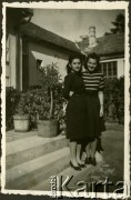 Lata 40., Rumunia.
Polscy uchodźcy w Rumunii podczas II wojny światowej - Wanda Robaczewska-Bem z koleżanką przed domem.
Fot. NN, zbiory Ośrodka KARTA, udostępniła Wanda Bem