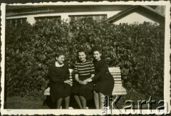 Lata 40., Rumunia.
Polscy uchodźcy w Rumunii podczas II wojny światowej. Trzy dziewczyny na ławce przed domem. W środku Wanda Robaczewska-Bem.
Fot. NN, zbiory Ośrodka KARTA, udostępniła Wanda Bem