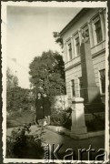 Lata 40., Rumunia.
Polscy uchodźcy w Rumunii podczas II wojny światowej. Dwie dziewczyny stojące obok pomnika
Fot. NN, zbiory Ośrodka KARTA, udostępniła Wanda Bem