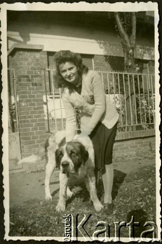 Lata 40., Rumunia.
Polscy uchodźcy w Rumunii podczas II wojny światowej - Wanda Robaczewska-Bem z psem.
Fot. NN, zbiory Ośrodka KARTA, udostępniła Wanda Bem