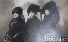 Przed 1914, brak miejsca.
Trzy siostry Orłowskie w żałobie po ojcu, od lewej prawdopodobnie: Wanda, Halina i Jadwiga.
Fot. NN, zbiory Ośrodka KARTA, udostępniła Wanda Bem