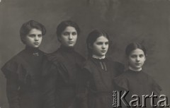 Ok. 1910, brak miejsca. 
Cztery dziewczynki w szkolnych faruszkach, od lewej: Halina Orłowska, Stanisława Witwińska, Wanda Orłowska i Jadwiga Orłowska. 
Fot. NN, zbiory Ośrodka KARTA, udostępniła Wanda Bem
