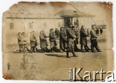 1943-1945, Ili, ałmacka obłast, Kazachstan, ZSRR.
Polskie dzieci i personel Domu Dziecka.
Fot. autor nieznany, kolekcja Anny Korinth, zbiory Fundacji Ośrodka KARTA