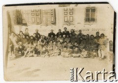 1943-1945, Ili, ałmacka obłast, Kazachstan, ZSRR.
Polskie dzieci i personel Domu Dziecka.
Fot. autor nieznany, kolekcja Anny Korinth, zbiory Fundacji Ośrodka KARTA