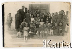 1943-1945, Ili, ałmacka obłast, Kazachstan, ZSRR.
Polskie dzieci i personel Domu Dziecka.
Fot. autor nieznany, kolekcja Anny Korinth, zbiory Fundacji Ośrodka KARTA